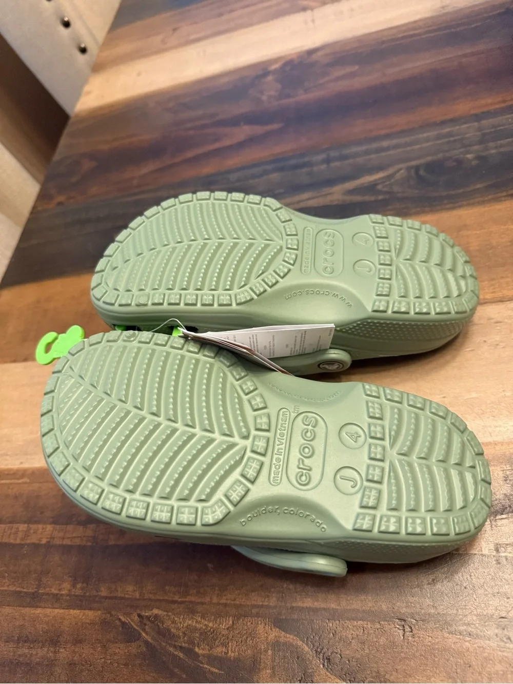 Crocs Classic Clog Sandals Green Plastic Slip On US j4 EU 36-37 206991-308